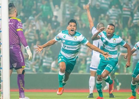 Santos casi con un pie en la  final al derrotar 3-0 a Puebla