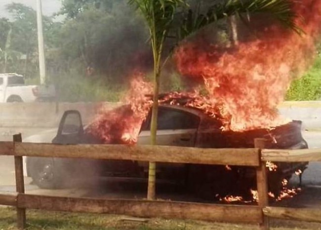 Pobladores bloquean carretera federal y queman patrulla de GN