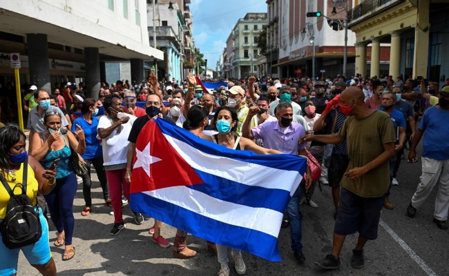 Arrecian protestas en Cuba, piden “libertad”