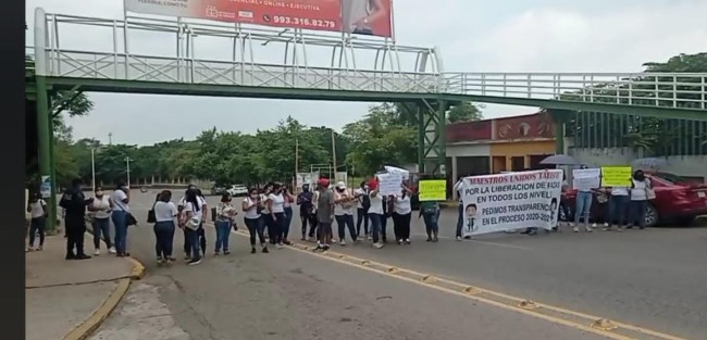 Piden maestros la liberación de plazas; bloquean Méndez