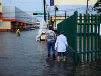 Inundan fuertes lluvias a Villahermosa