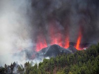 Suman 2 mil evacuados tras erupción de volcán en isla española