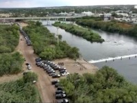 Con “muro de acero” en la frontera con México gobernador de Texas impide cruce de migrantes