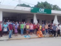Protestan por fallas de la CFE, en Villa Benito Juárez