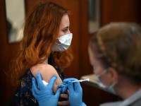 Nueva vacuna Pfizer contra ómicron se aplicaría en marzo del 2022
