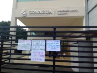 Se manifiestan trabajadores afuera de la Conagua