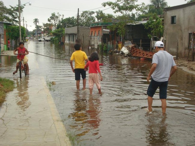 Alerta en zonas bajas hay encharcamientos