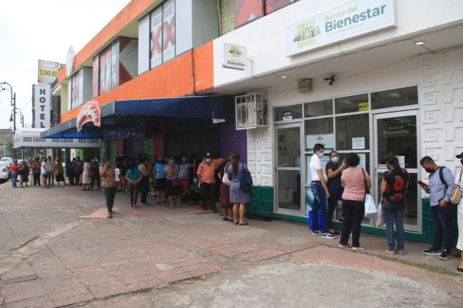 Largas filas en para cobrar la pensión en Banco del Bienestar