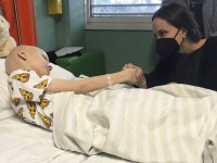 Angelina Jolie realiza visita a los niños ucranianos afectados