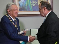 Guatemala condecora a AMLO con Orden del Quetzal
