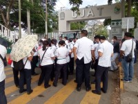 Bloquean estudiantes accesos a la UJAT