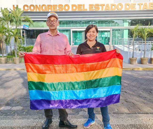 SE MANIFIESTA AGRUPACIÓN LÉSBICO GAYS