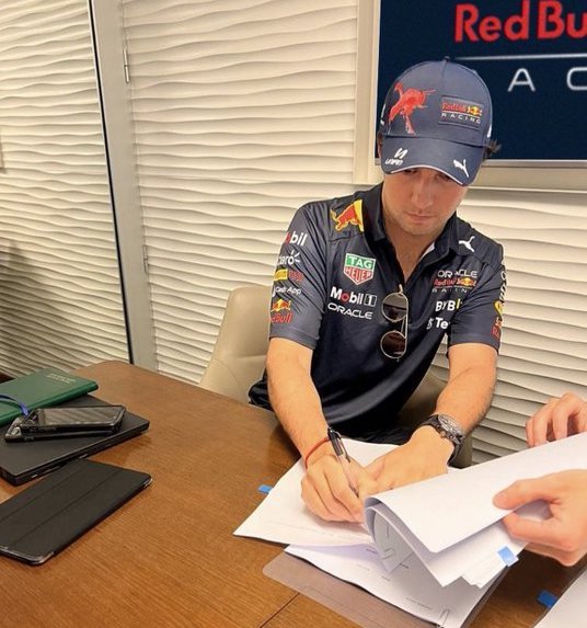 ‘Checo’, firma  con Red Bull