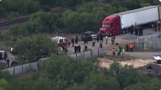 Hallan camión con cadáveres de 46 migrantes