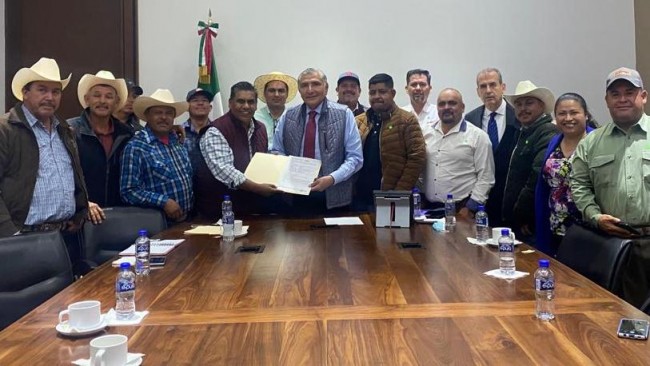 Dialoga titular de Segob  con productores de frijol