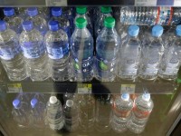 Limitan ventas de agua embotellada en Monterrey