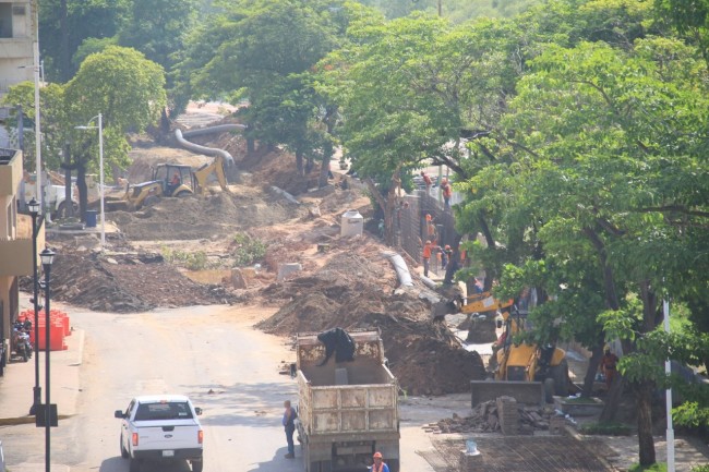 Afectan los trabajos de malecón a comerciantes