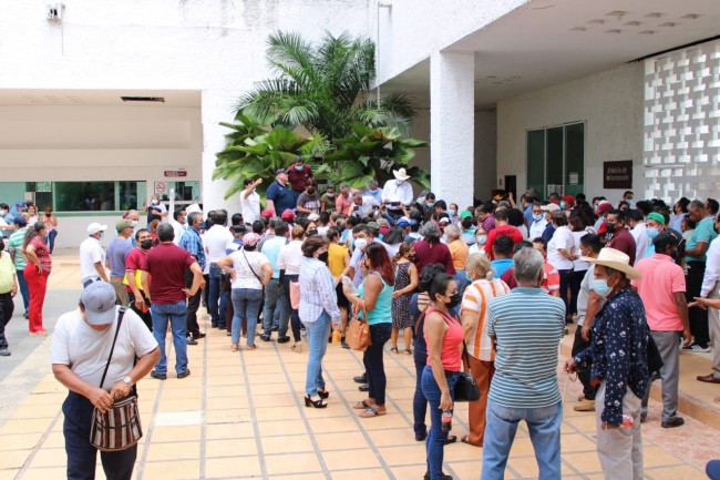 Exigen a líderes que devuelvan las plazas