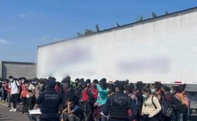 Rescatan a 300 migrantes  abandonados dentro de un tráiler