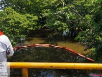 Fuga de hidrocarburo por acto vandálico afecta al río Mezcalapa