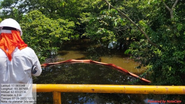 Fuga de hidrocarburo por acto vandálico afecta al río Mezcalapa