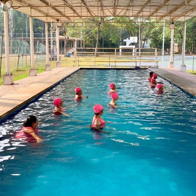 Invita Centro a rehabilitación acuática gratuita