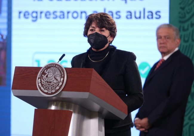 Anuncia AMLO que será mujer el relevo de Delfina Gómez en la SEP