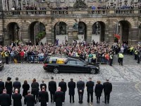 Llega cortejo fúnebre de Isabel II a Edimburgo