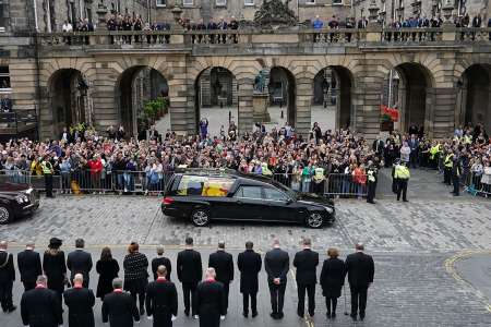 Llega cortejo fúnebre de Isabel II a Edimburgo