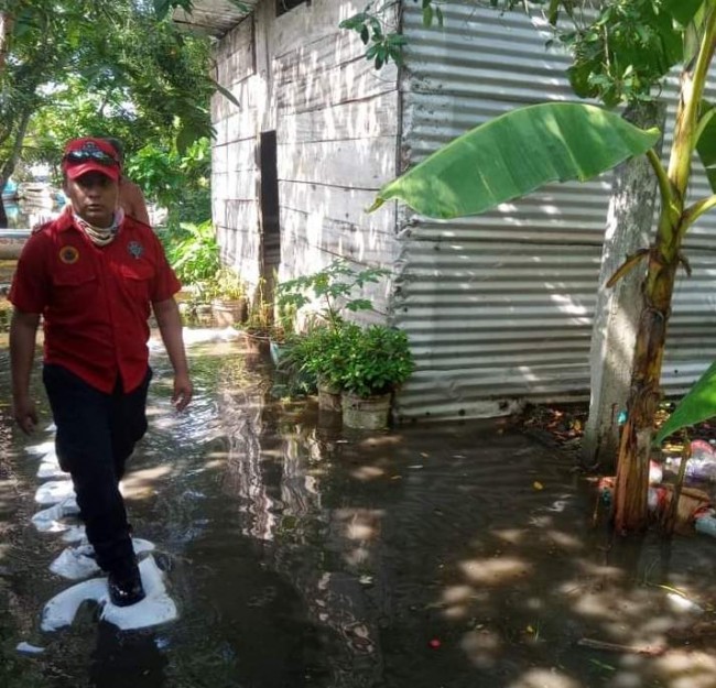 Ponen costalera para atajar el agua en Jalpa