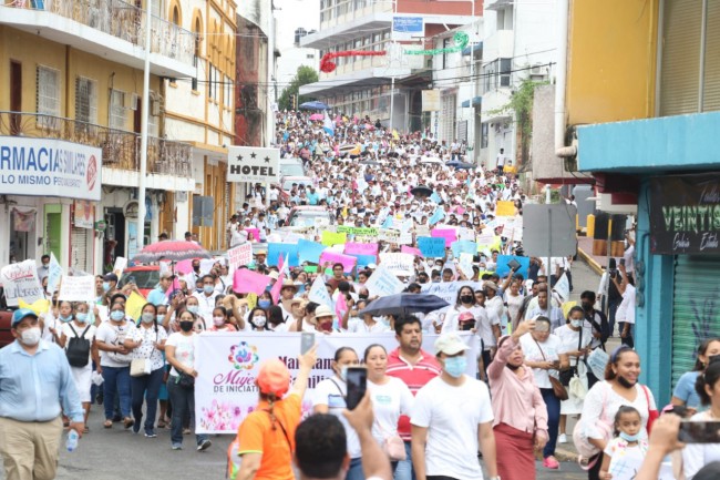 Marchan  a favor de la familia