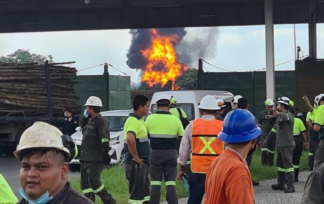 Explota ducto de gas en la batería Paredón