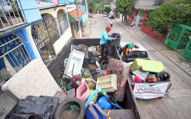 Reactivan brigadas de descacharrización en colonias y fraccionamientos de Centro