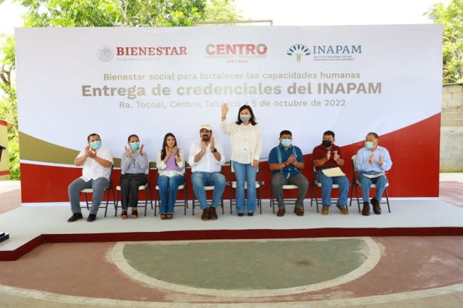 Entregan credenciales del INAPAM en zona chontal