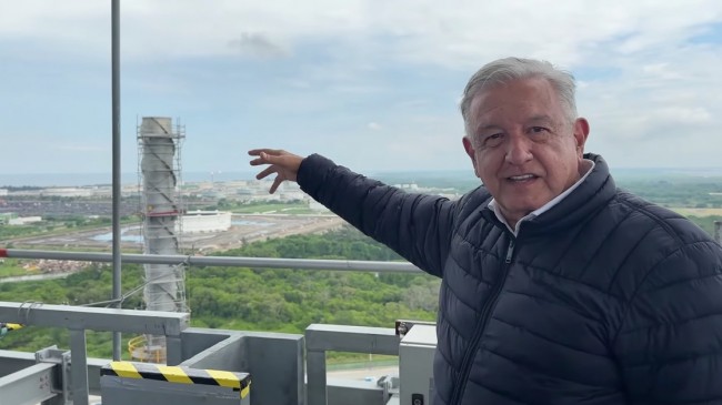 Llama AMLO a “no achicarse”