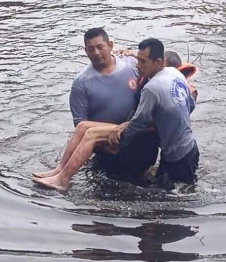 Evacuan a familias inundadas