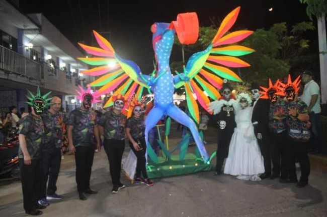 Colorido el desfile de Alebrijes  y Catrinas en calles de Paraíso