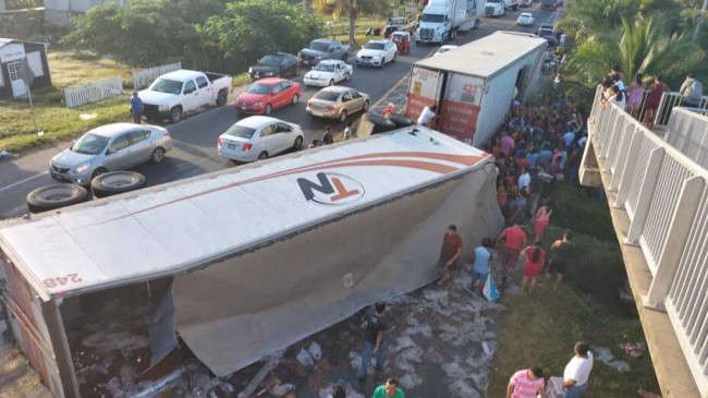 Vuelca tráiler con cerveza, fue rapiñado por los habitantes