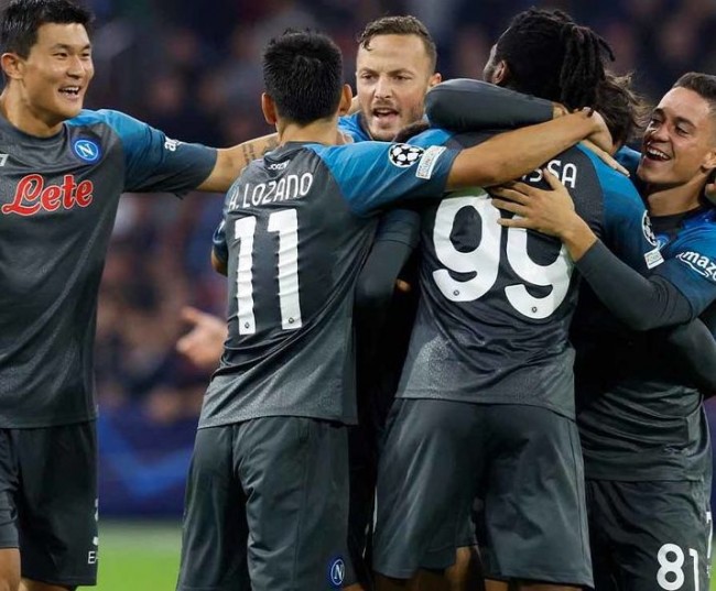 Napoli destrozó al Ajax 6-1 en la Chamapions