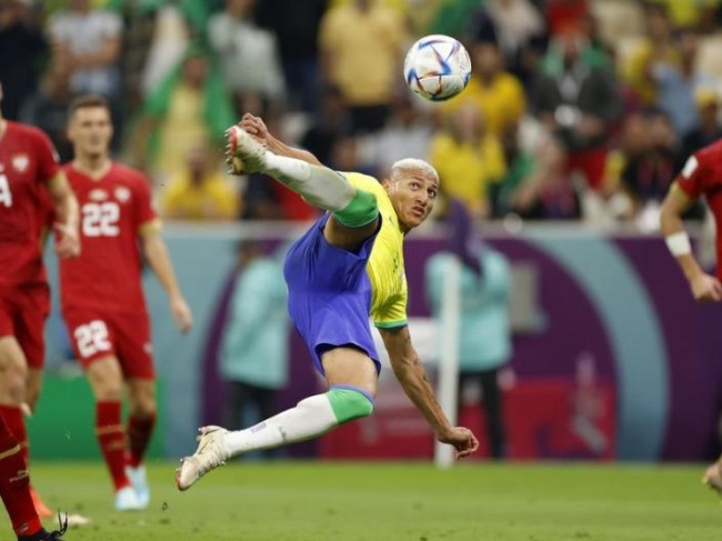 Brasil con magia de Richarlison  se impuso a un difícil Serbia 2-0