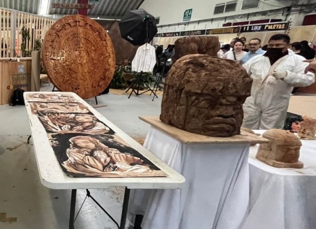 Esculturas de cabeza Olmeca y árbol de  chocolate causaron sensación en el Festival
