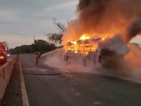 Arde camión de La Sultana, pasajeros salvan sus vidas
