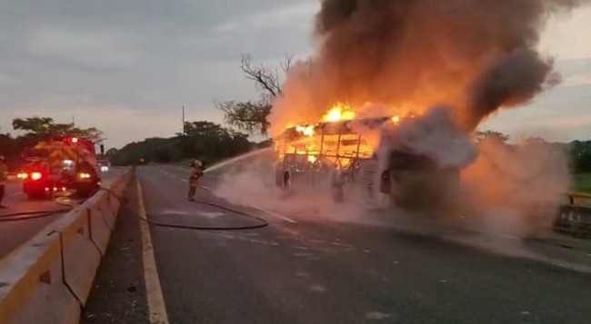 Arde camión de La Sultana, pasajeros salvan sus vidas