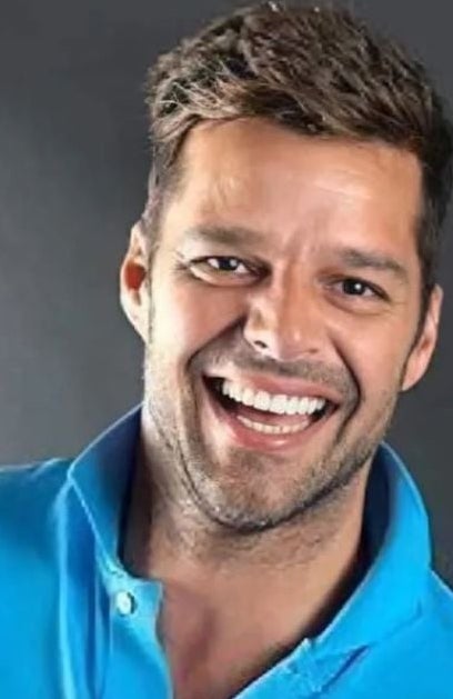 Ricky Martin aparece con nuevo rostro y enciende la polémica
