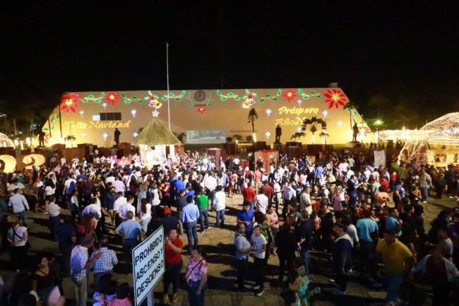 Inauguran el encendido navideño y nacimientos de Villahermosa