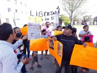 Piden liberación de pochimovileros; se manifiestan familiares afuera del Congreso