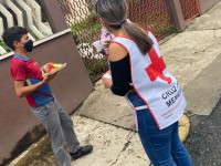 Entrega Cruz Roja alimentos a personas en situación de calle