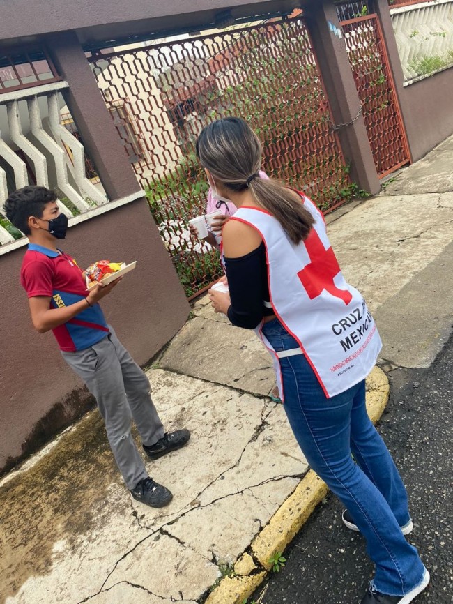 Entrega Cruz Roja alimentos a personas en situación de calle