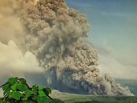 Desalojan a 2 mil personas por erupción de volcán Semeru