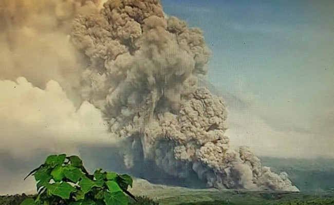 Desalojan a 2 mil personas por erupción de volcán Semeru
